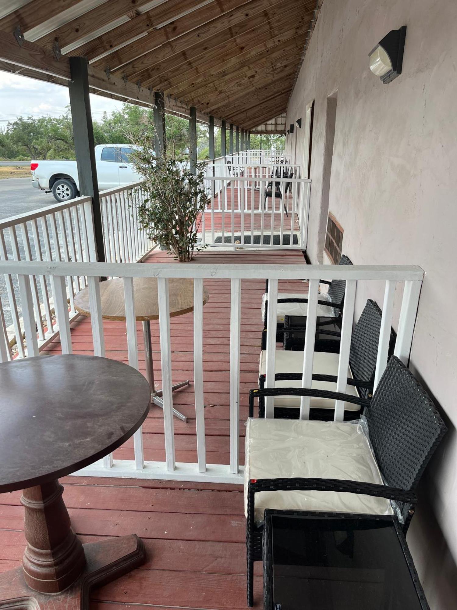 Outpost Motel Dripping Springs Buitenkant foto